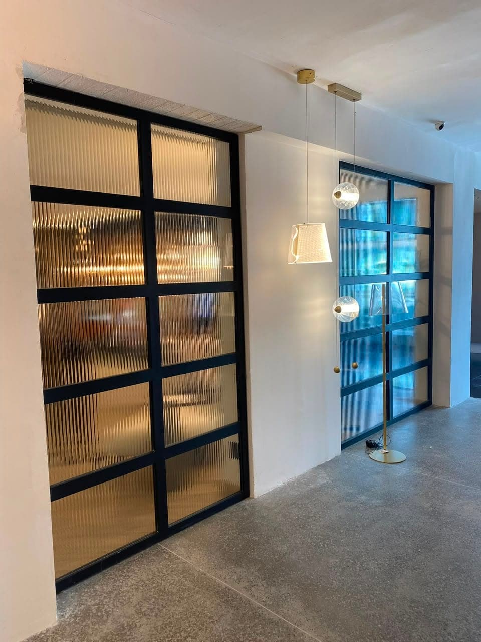 Portas de vidro canelado em ambiente estilo loft