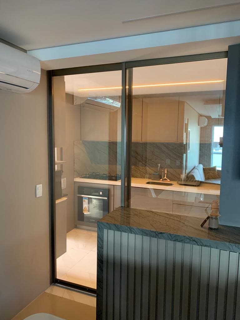 Cozinha com porta de vidro de correr em estrutura de alumínio
