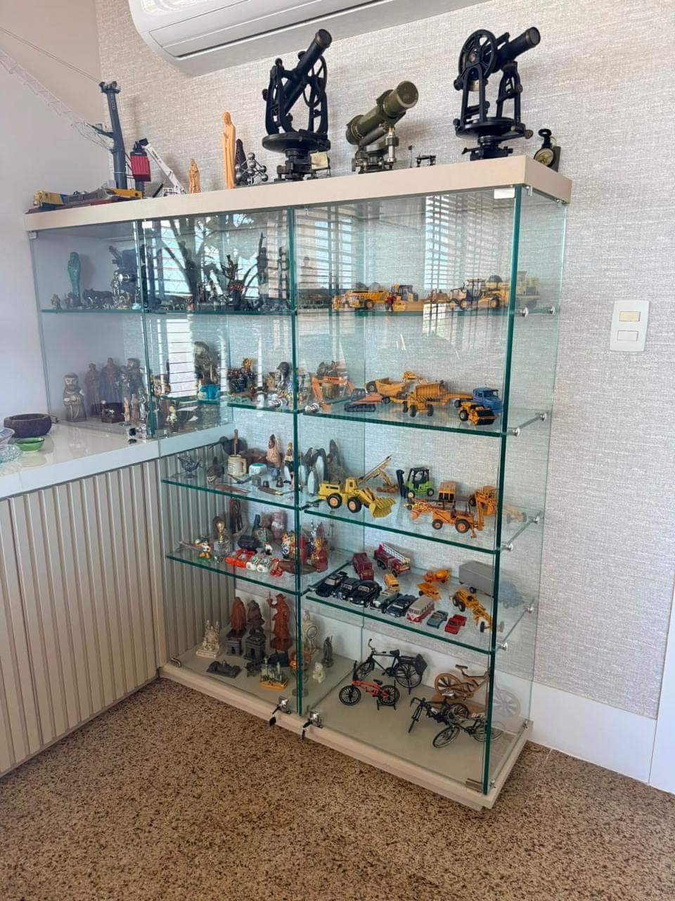 Cristaleira com coleção de miniaturas