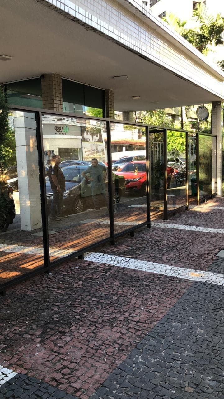 Fechamento de vidro em esquina com vista da cidade
