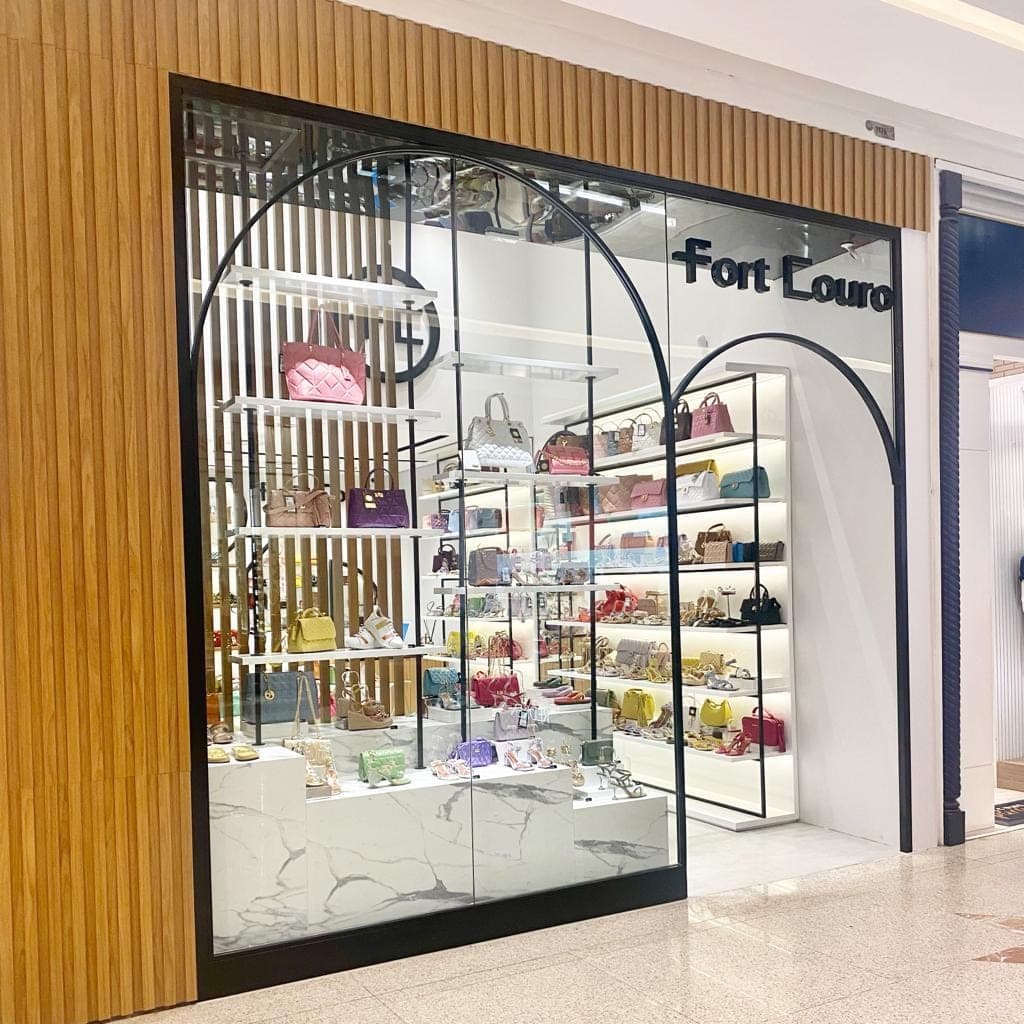 Detalhe da fachada de vidro em loja de shopping