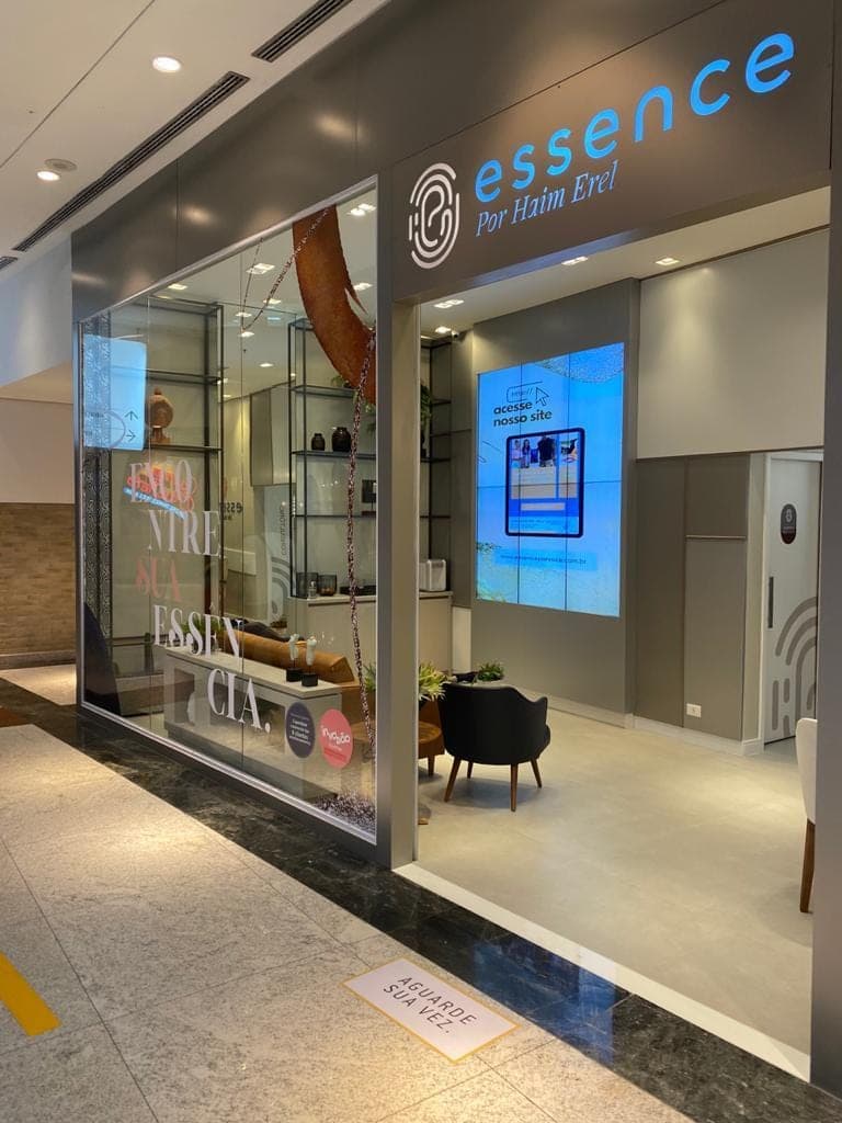 Fachada de vidro em loja de shopping