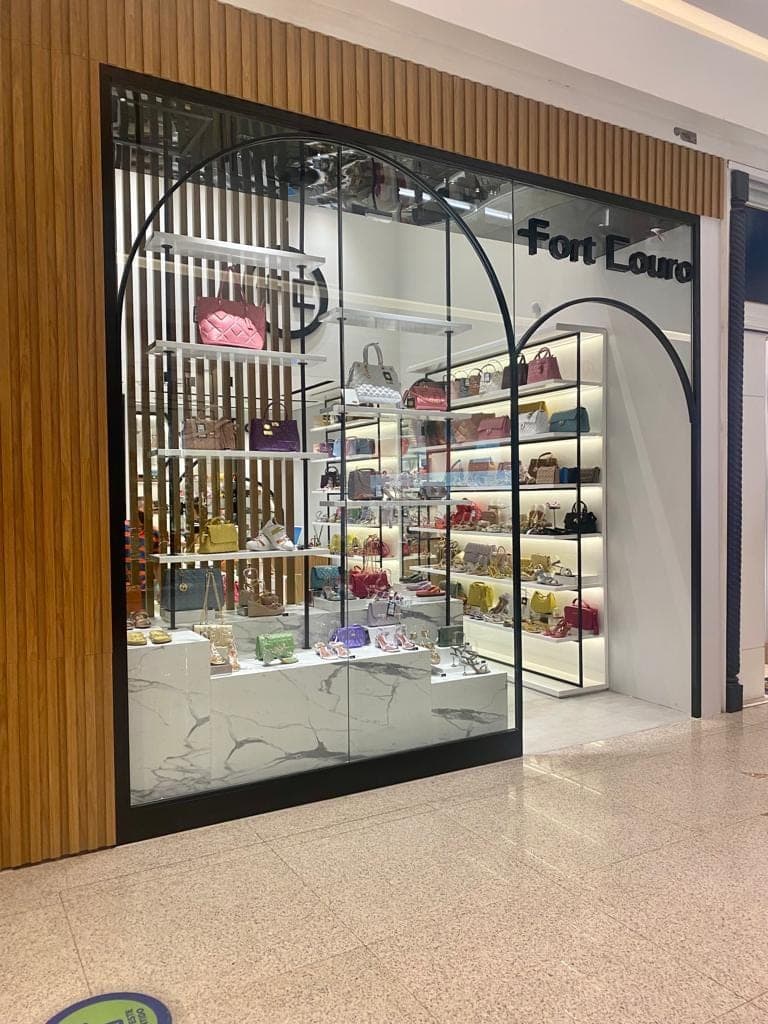 Fachada de vidro em loja de shopping