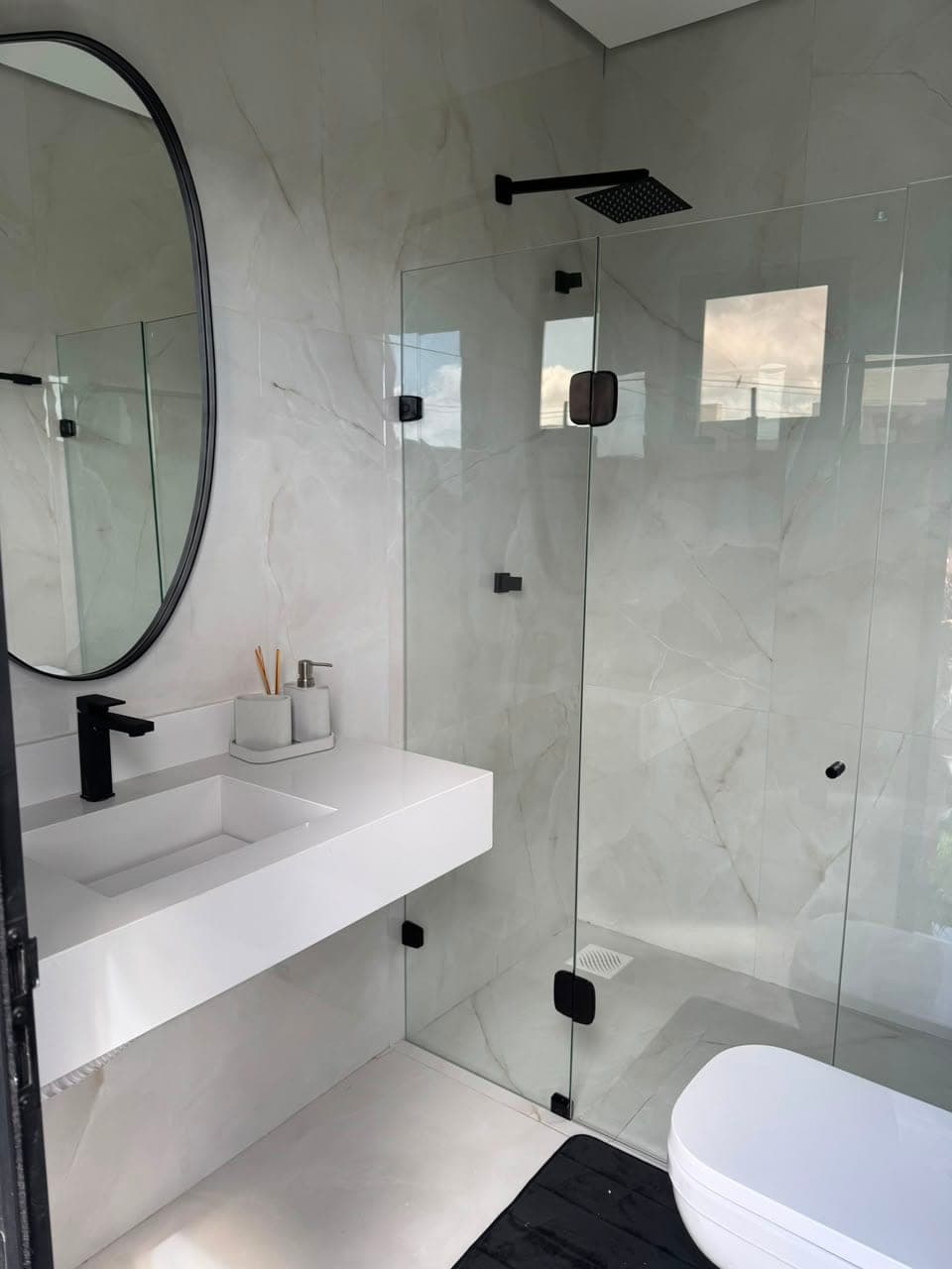 Banheiro preto e branco moderno com box de vidro