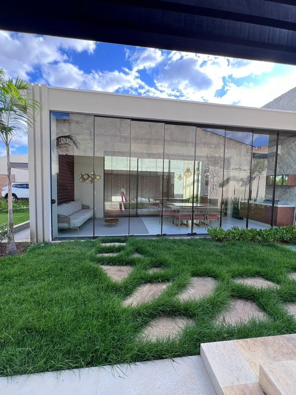 Sala integrada com portas de vidro e jardim